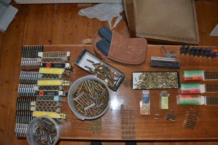 Lőfegyvereket és lőszereket foglaltak le