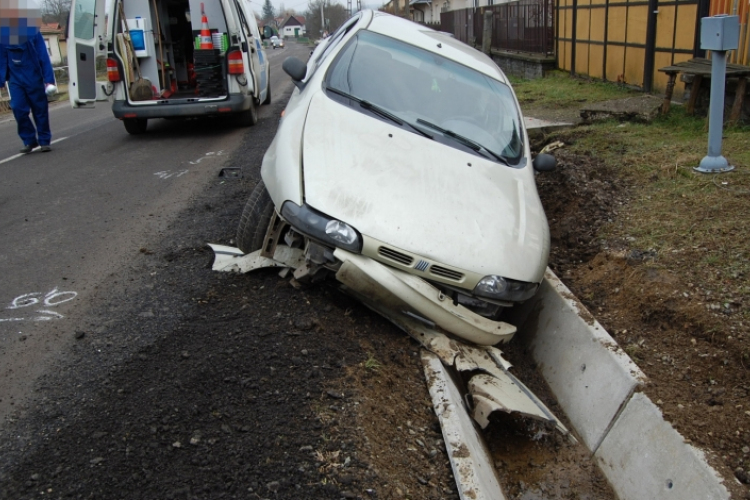 Árokba hajtott a rendőrök elől