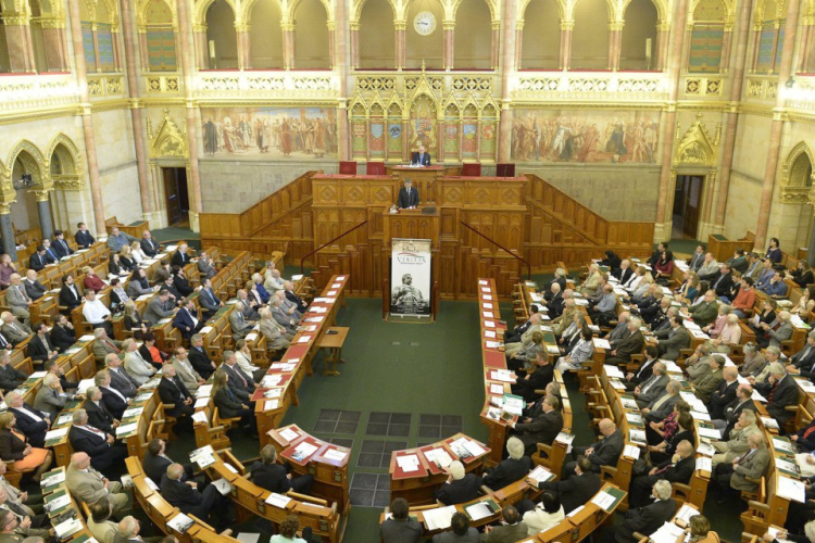 Rendszerváltás utáni első ülésére emlékezik az Országgyűlés 