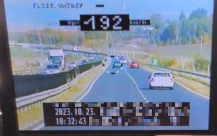 Cikázva száguldott!