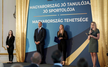 Jó tanuló, jó sportoló fiatalokat díjazott a sportállamtitkárság a Duna Arénában.
