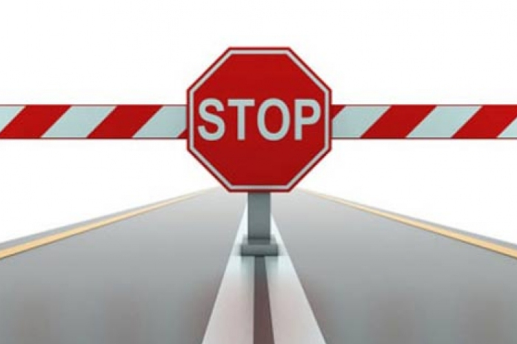 Két személyautó ütközött a 21-es főúton - ÚTLEZÁRÁS!