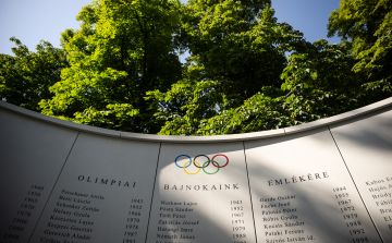 Felavatták az új Olimpiai Emlékfalat a Farkasréti temetőben.