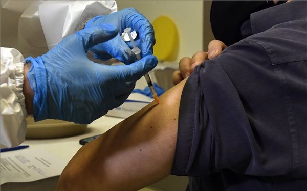 Az idősotthonokban is elkezdődött a koronavírus elleni védőoltások beadása