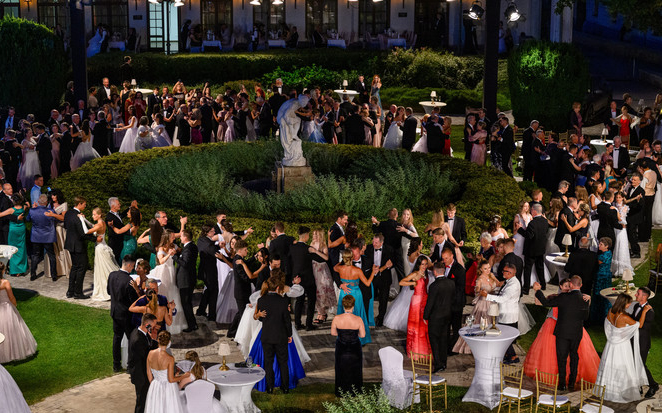 Elsőbálozó balatonfüredi lány lett az Anna-bál szépe.