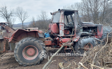 Égő traktorhoz riasztották a berceli tűzoltókat