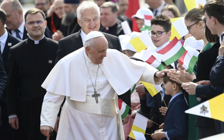 Pápalátogatás - Díszkötet jelent meg Ferenc pápa magyarországi látogatásáról.