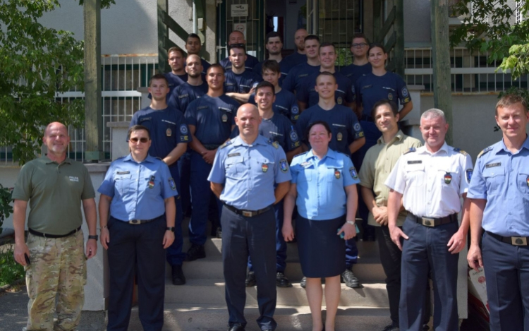 Hallgatók a főkapitányságon.