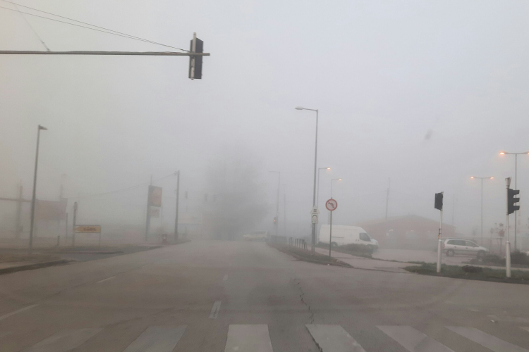 Beragad a reggeli köd!