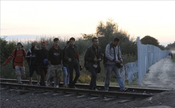 Illegális bevándorlás - a hadsereg humanitárius feladatokat is elláthat a határon