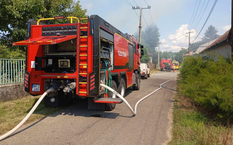 Textilfeldolgozó műhely égett.