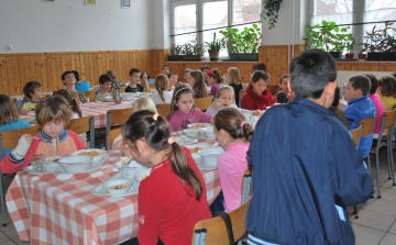 Nyári étkeztetés rászoruló gyerekeknek