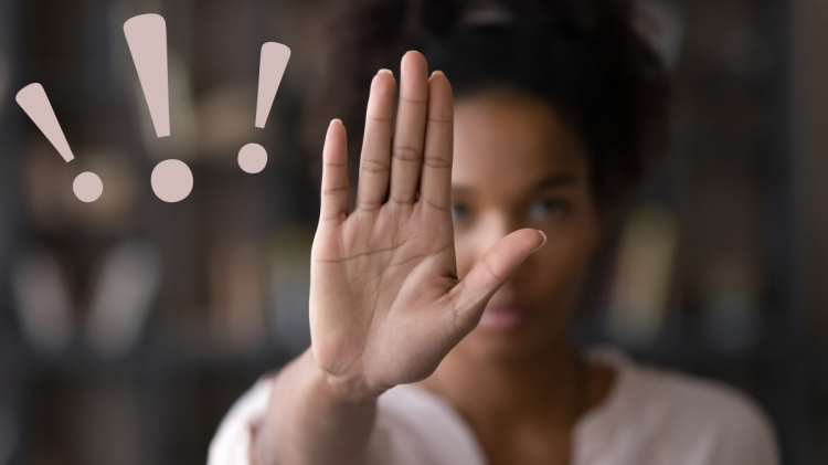 Titokban, kézjellel kért segítséget egy bántalmazott nő, az eladó rögtön hívta a rendőröket