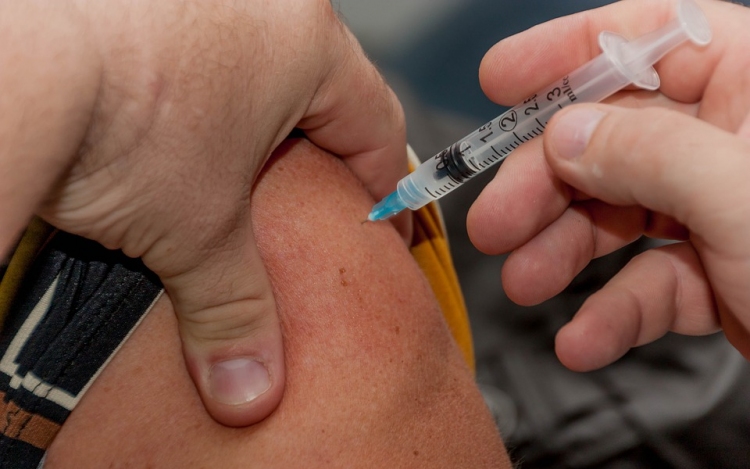 A magyarok többsége beadatná a koronavírus elleni védőoltást egy felmérés szerint