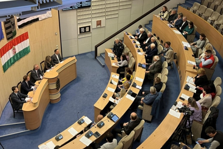 Egyhangúlag elfogadták a beszámolóját.