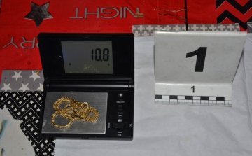 Aranyláncot, parfümöt, telefont lopott