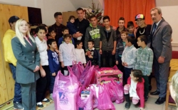 Válogatott labdarúgók karácsonyi ajándéka a szátoki gyermekotthonnak