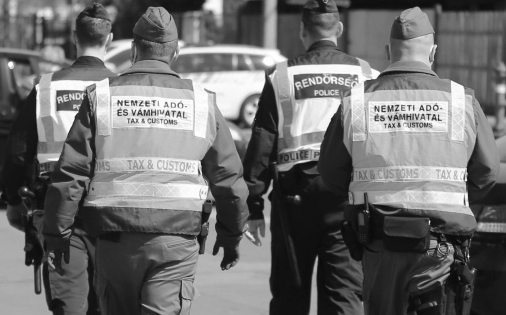 Hamis autódiagnosztikai eszközöket és szoftvereket foglaltak le a pénzügyőrök