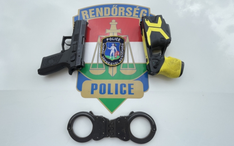 Játék pisztollyal akart pénzt és cigarettát szerezni!