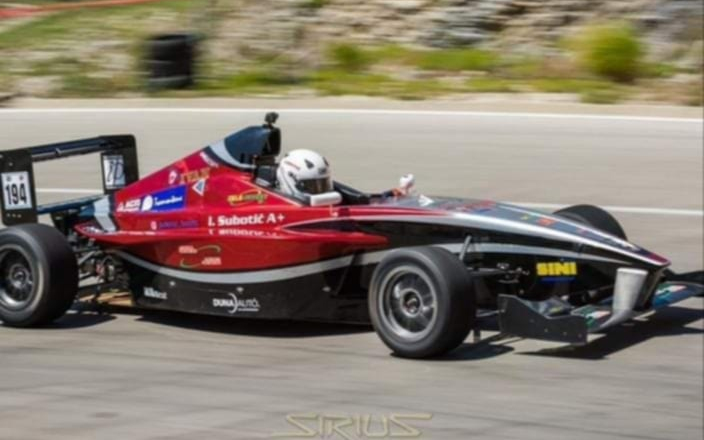 Letette névjegyét Njegusiba