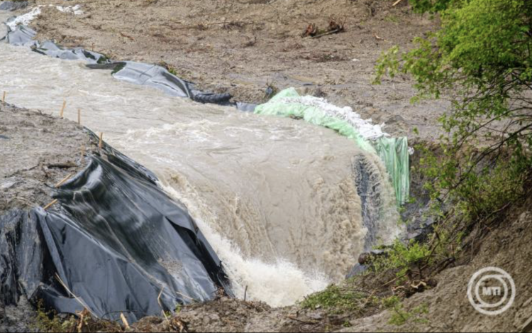 Továbbra is ömlik a víz a parajdi sóbányába, megyei válságstáb alakult a turizmus megmentésére