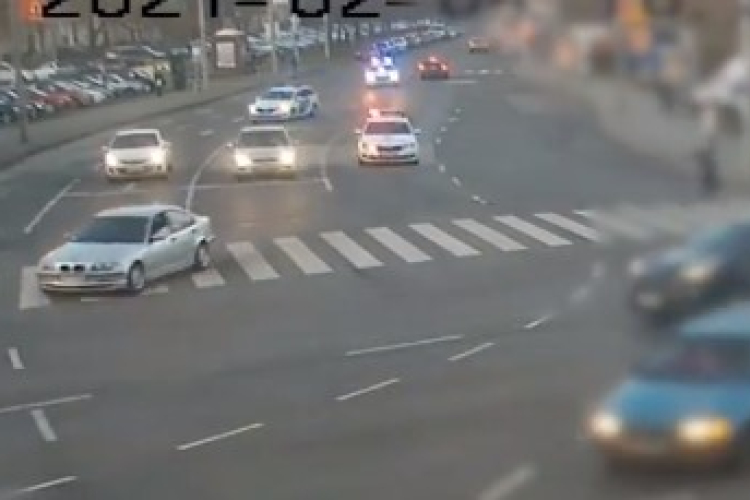 Bekábszerezve menekült a rendőrök elől a BMW-s - Videó