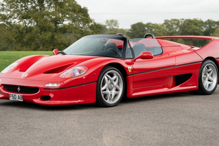 A Ferrari F50 a gyártás végén, 1996-ban a 255. példányként látta meg a napvilágot, 1997-ben Rod Stewart lett az első tulajdonosa