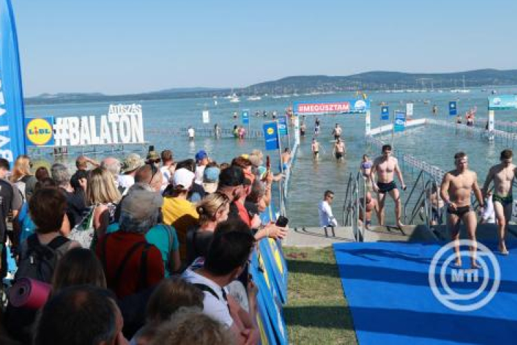 Több mint tízezren teljesítették a Balaton-átúszást