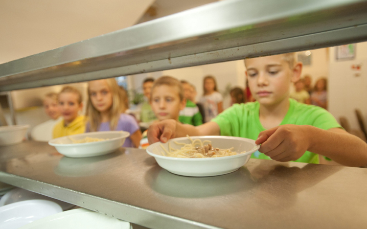 Az iskolai ebéd térítési díjának alakulása Magyarországon.