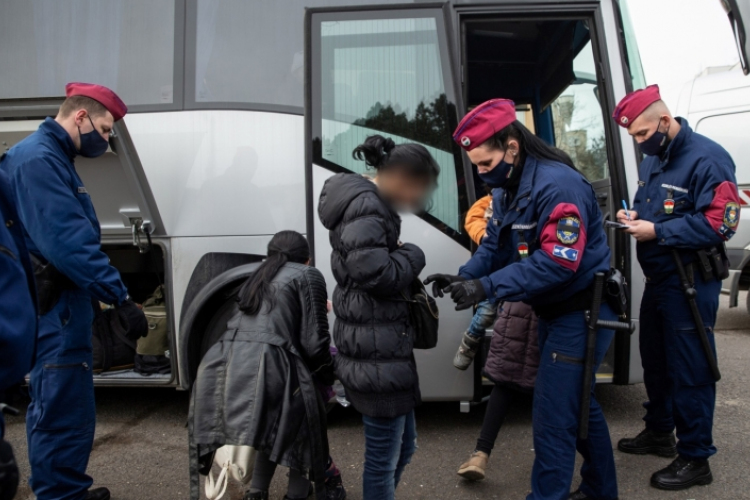 Már több mint 62 ezren léptek be a magyar-ukrán határon Magyarországra