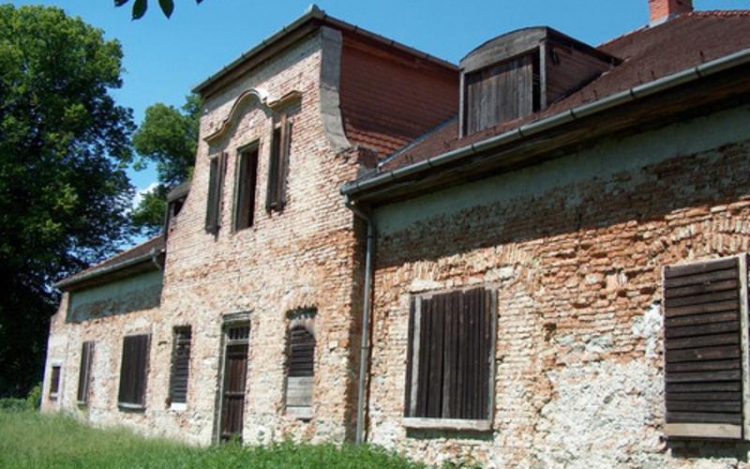 Az önkormányzat tulajdonába került a tolmácsi Szentiványi-kastély