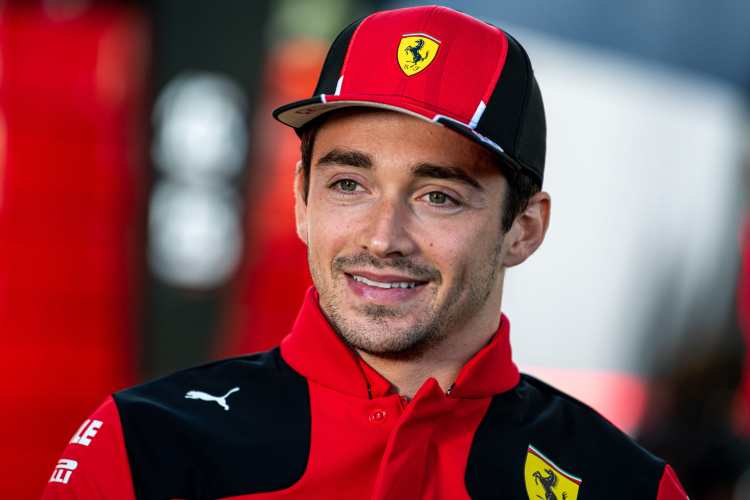 Íme Charles Leclerc vadonatúj, brutális közúti Ferrarija.