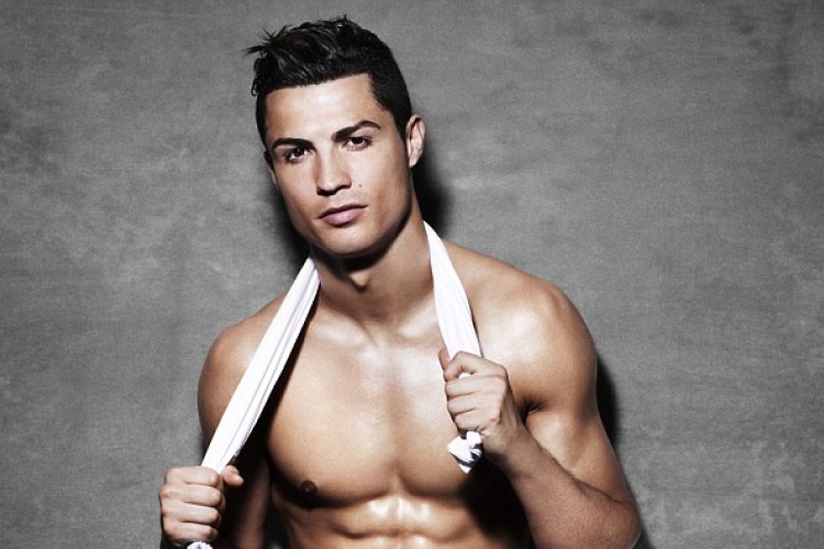 Ronaldo, ha már úgyis szingli lett, megint meztelenkedhet 