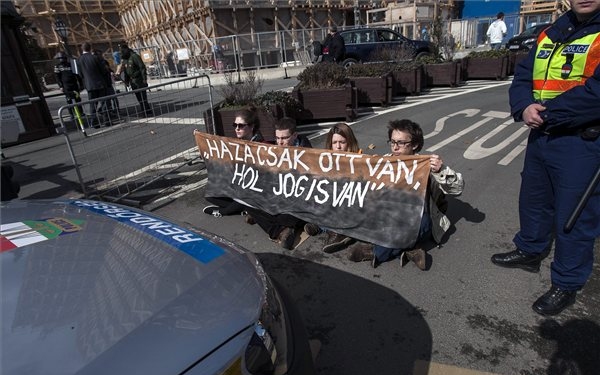 Tüntetők zárták el a Parlament főbejáratait