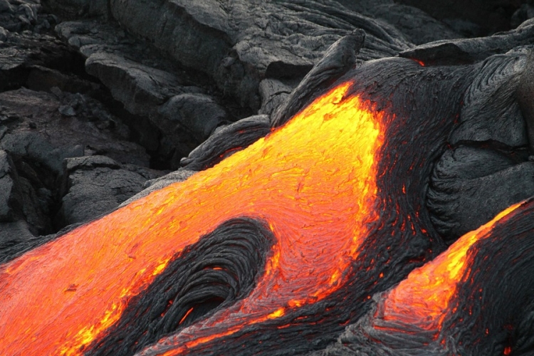 A vulkán lávakitörése egy turistahajóra zuhant Hawaii, sok a sérült