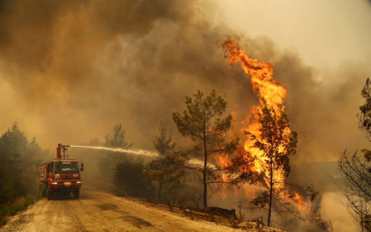 Az EU tűzoltó helikopterekkel és repülőgépekkel segíti az észak-macedóniai és bulgáriai erdőtüzek oltását