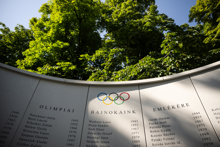 Felavatták az új Olimpiai Emlékfalat a Farkasréti temetőben.