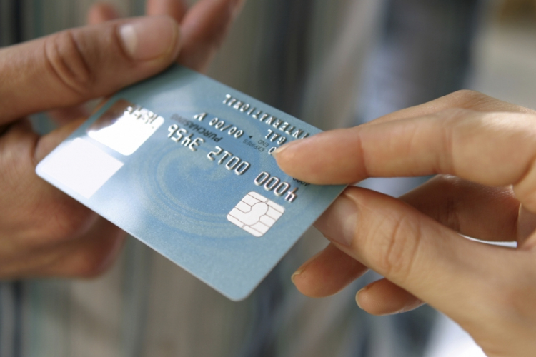 Talált bankkártyával fizettek