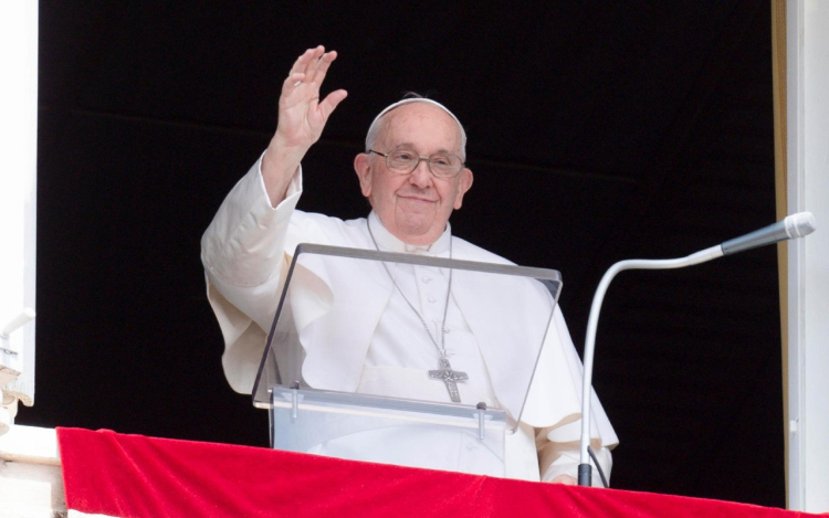 „Zarándokként, mindenki testvéreként” érkezik pénteken Budapestre Ferenc pápa.