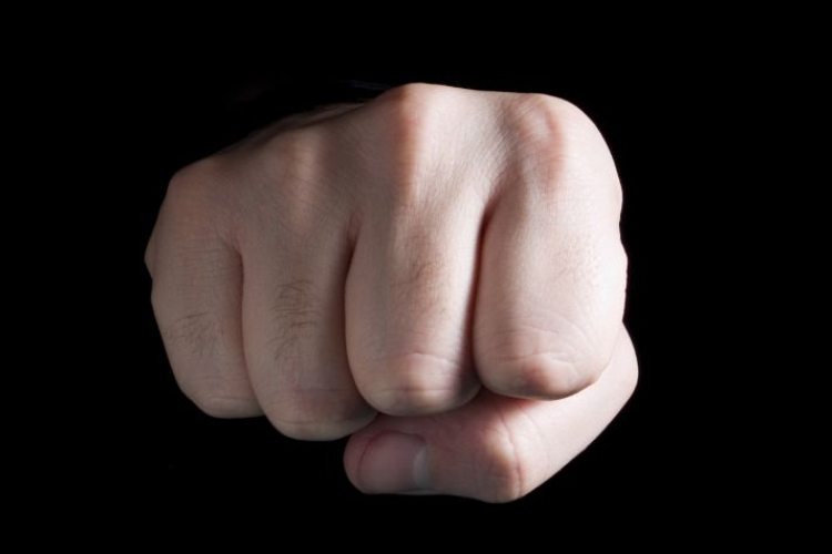 Megütötte és fenyegette a nőt