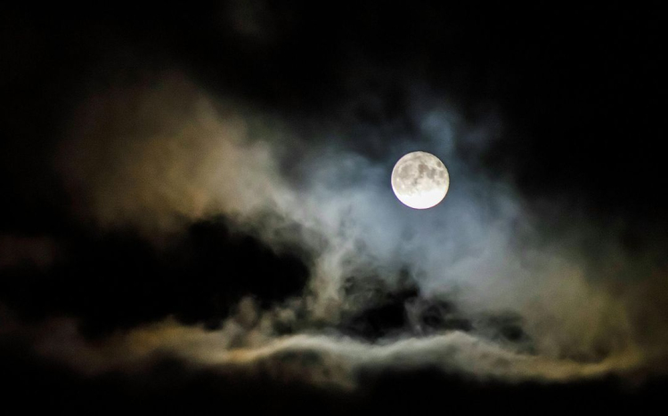 A Hold és az Antares együttállása lesz látható szerda este az égbolton.