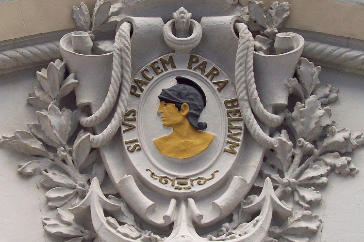 Ha békét akarsz, készülj a háborúra! Bár az alábbi bölcsességet egyesek Julius Caesarnak tulajdonítják, 