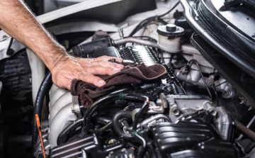 NAV: illegális szoftvereket foglaltak le egy végzettséggel nem rendelkező autószerelőnél.