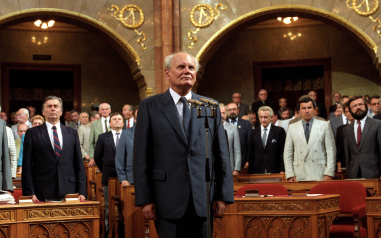 1990 augusztus 3-án, Göncz Árpádot az országgyűlés a Magyar Köztársaság elnökévé választja.