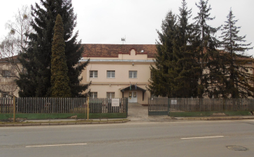 Nem lesz zárt a gyarmati menekültszálló