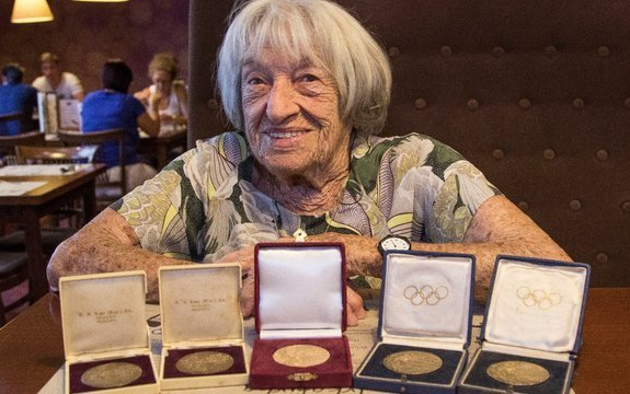 A tornaszövetség és a MOB is köszöntötte a 103 éves Keleti Ágnes.