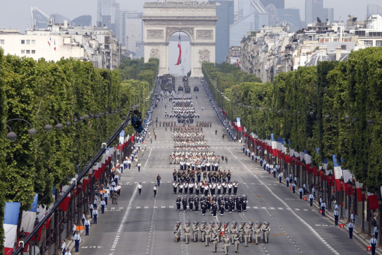 A párizsi olimpia jegyében rendezték meg a katonai díszszemlét a francia nemzeti ünnepen.