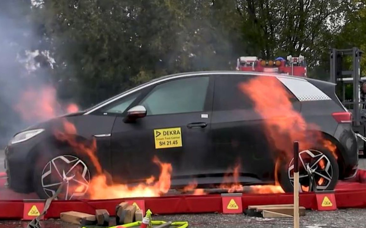 E-oltólándzsákat kapott a katasztrófavédelem.
