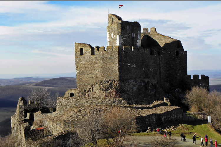 Pünkösdölés és középkori várjáték a világörökségi Hollókőn
