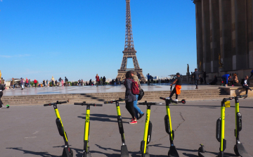 Párizsban megkezdődött a bérelhető elektromos rollerek kivonása a forgalomból!